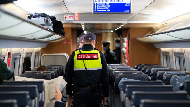 Die Bahn lehnt bislang trotz steigender Infektionszahlen einen garantierten Mindestabstand in den Fernzügen für alle Passagiere ab. Foto: dpa