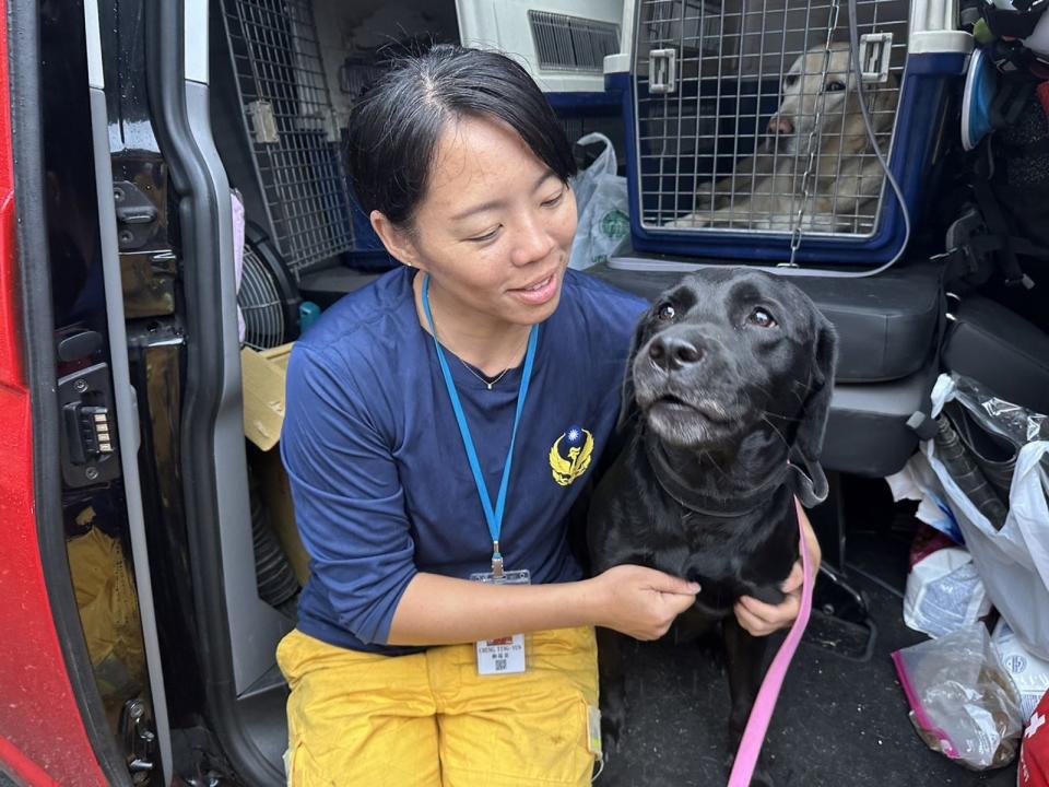 領犬員鄭莛芸與搜救犬咪娜密切合作，提高搜救效率。（高雄市消防局提供）