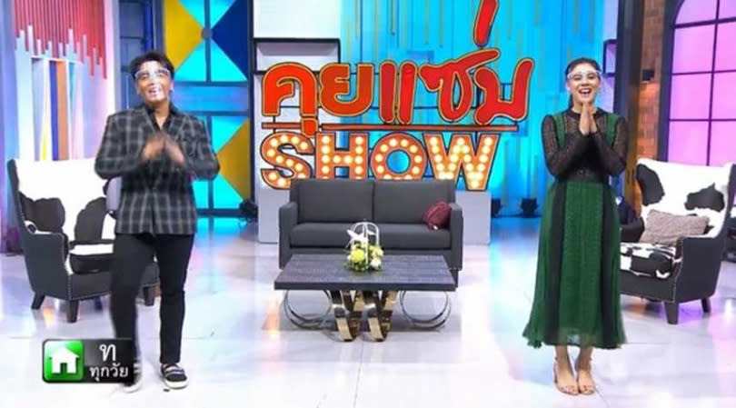 泰國綜藝節目錄影，主持人戴上特製的透明防護罩，且彼此距離相隔一公尺。（圖／翻攝臉書）