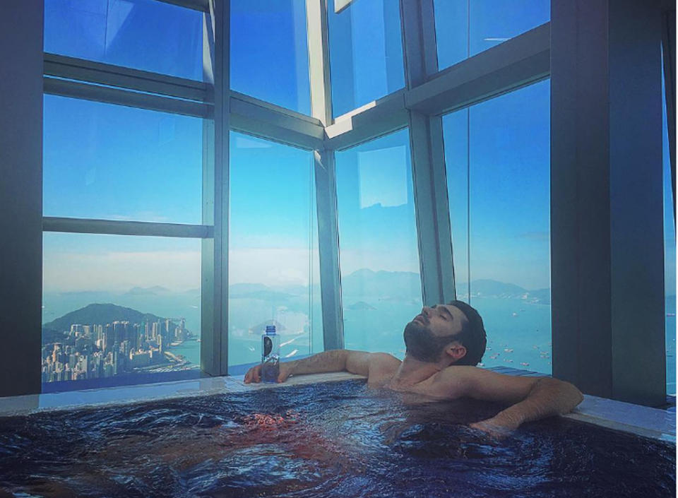 <p>Was für eine Aussicht aus der vollen Wanne! Ein Bad in diesem Jacuzzi ist sicherlich fast wie fliegen – nur noch ein bisschen schöner. (Bild: Instagram/theepicureanlife)</p>