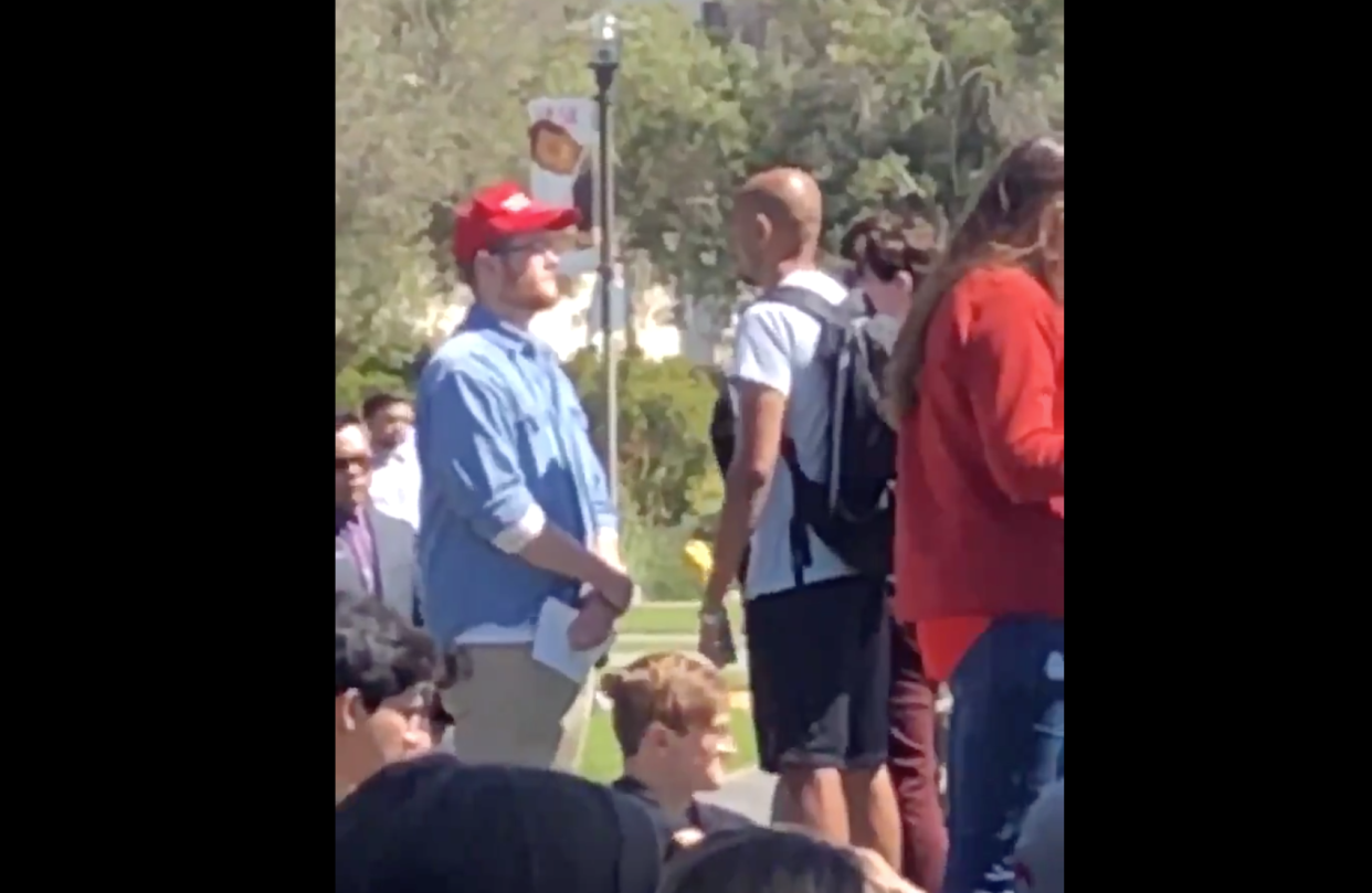 A man wore a MAGA hat to a vigil for New Zealand victims and was calmly confronted by another attendee. (Photo: Twitter/@jasminewablob)