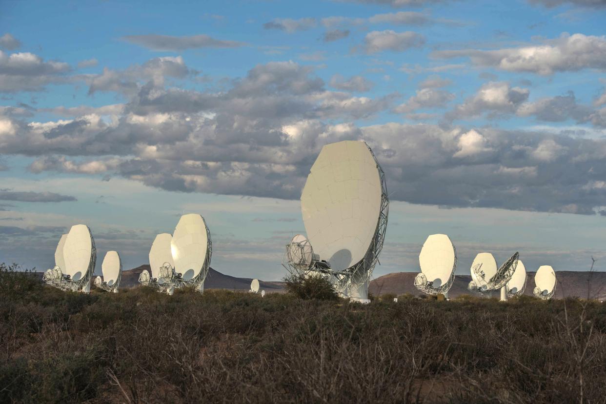 A general view of one of a 64-dish radio telescope system is seen during an official unveiling ceremony on July 13, 2018 in Carnarvon. - South Africa on July 13 unveiled the planet's super radio telescope which will be at least 50 times more powerful than any telescope on earth. Deputy President on July 13, formally unveiled the 64-dish radio telescope array in the remote and arid Karoo region of South Africa that offers prime conditions for astronomers. Named the MeerKAT, the 64 receptors are set to be integrated into a multi-nation Square Kilometre Array (SKA). (Photo by MUJAHID SAFODIEN / AFP)        (Photo credit should read MUJAHID SAFODIEN/AFP via Getty Images)