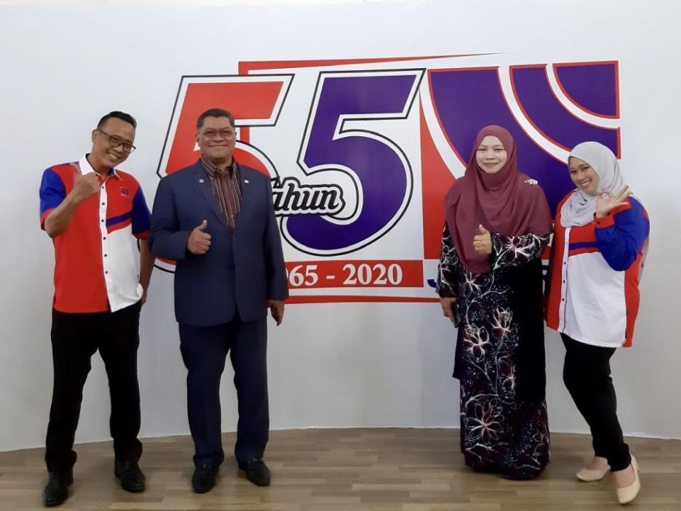 Johor Housing, Communications and Multimedia Committee chairman Dzulkefly Ahmad (second from left) at Johor FM’s 55th anniversary at Johor Radio Televisyen Malaysia in Johor Baru today. — Picture by Ben Tan