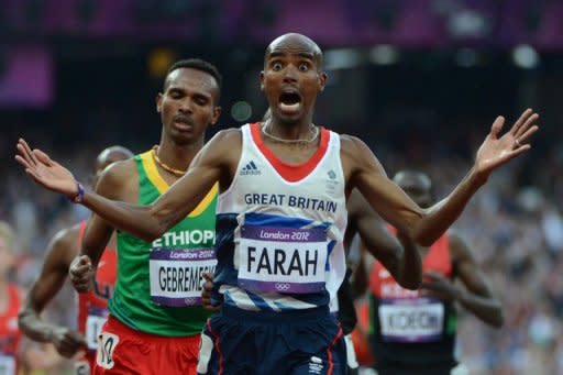 El atleta británico Mo Farah celebra su victoria en los 5.000 metros. Farah se convirtió en el sexto hombre de la historia que completa el prestigioso doblete del fondo al conquistar la medalla de oro olímpica de los 5.000 metros, una semana después de su victoria en los 10.000. (AFP | olivier morin)