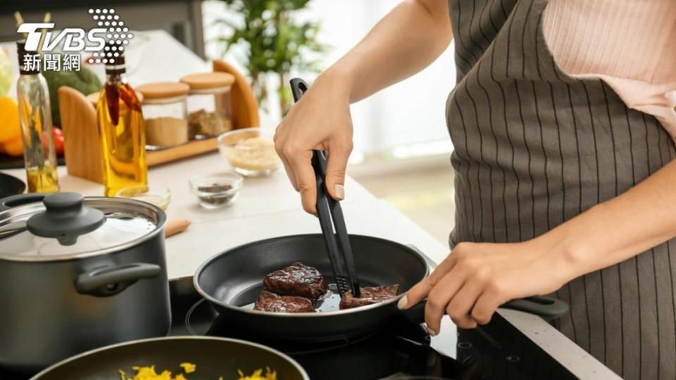 人妻表示，老公每餐只會給她300元買菜。（示意圖／shutterstock 達志影像）