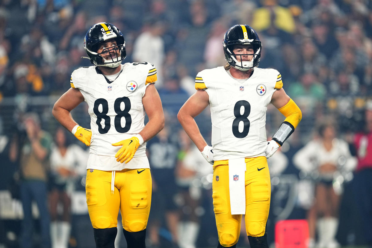 Pat Freiermuth y Kenny Picketthan batallado con las lesiones y falta de consistencia ofensiva de los Pittsburgh Steelers. (Foto: Chris Unger/Getty Images).