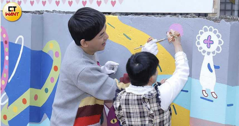 黃子佼活動上與育成基金會小朋友合作，一起為展示牆畫畫。（攝影／彭子桓）