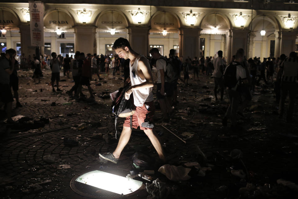 <p>Juventus’ supporters look for personal belongings in Piazza San Carlo after a panic movement in the fanzone where thousands of Juventus fans were watching the UEFA Champions League Final football match between Juventus and Real Madrid on a giant screen, on June 3, 2017 in Turin. (Massimo Pinca/AFP/Getty Images) </p>