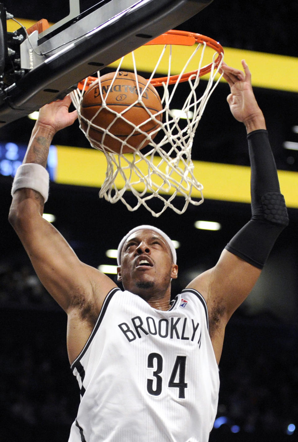 Paul Pierce, de los Nets de Brooklyn, realiza una clavada durante el primer periodo del partido del domingo 30 de marzo de 2014, frente a los Timberwolves de Minnesota (AP Foto/Bill Kostroun)