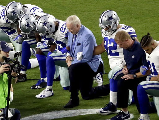 Foto del 25 de septiembre, donde el dueño de los Dallas Cowboys, Jerry Jones, se une a la protesta de los jugadores. (AP Photo/Matt York, File)