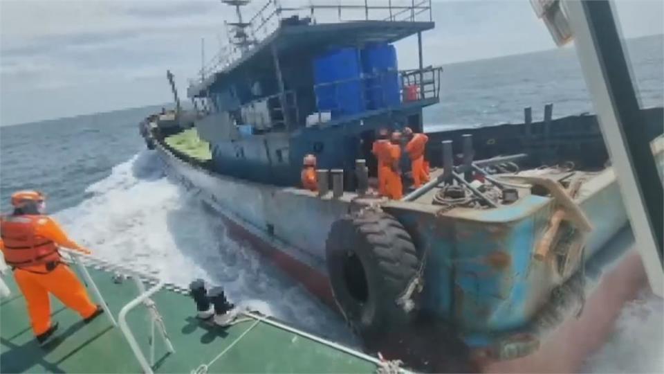2中國船越界作業　海巡攔截上百公斤漁獲、20噸冷凍牛雜