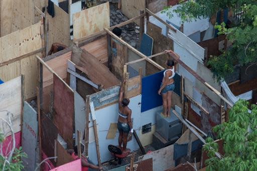 Unas mujeres construyen sus viviendas en un predio abandonado, a pocos kilómetros del estadio Maracaná, en Rio de Janeiro, el 4 de abril de 2014 (AFP | Yasuyoshi Chiba)