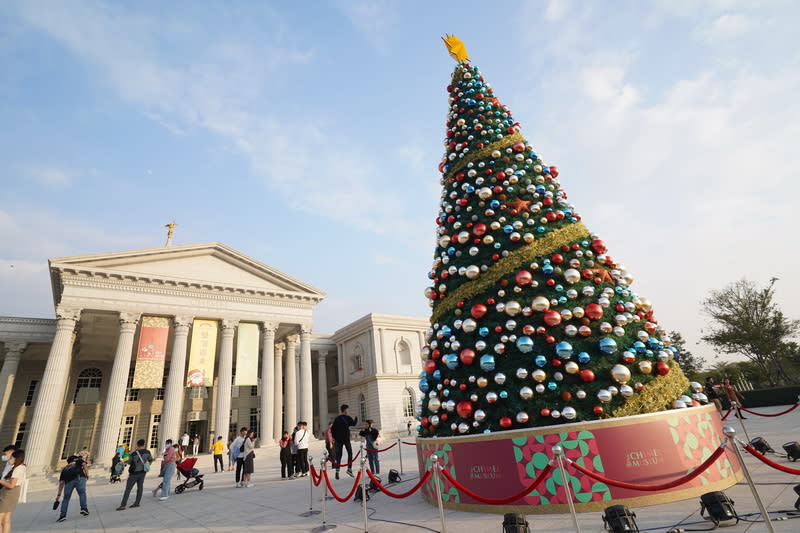 這次造訪台南正好是耶誕節前後，在奇美博物館設有巨型耶誕樹裝飾
