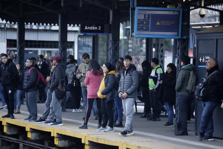 Larga espera en la estación de Castelar