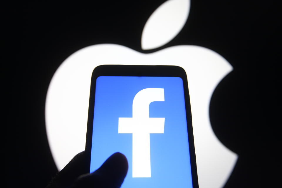 Facebook est&#xe1; en ca&#xed;da libre... y la culpa la tiene el plan secreto de Apple (Photo Illustration by Pavlo Gonchar/SOPA Images/LightRocket via Getty Images)