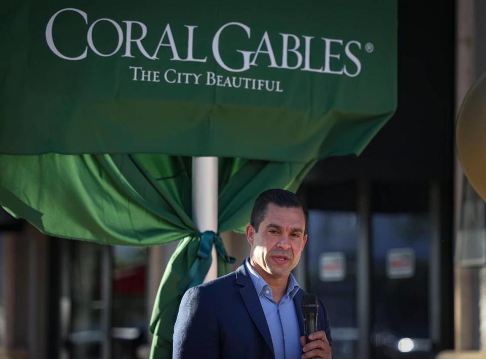 El alcalde Vince Lago habla durante el cambio de nombre de parte de Aragón Ave. a "Nino Pernetti Way" en honor del difunto propietario de Caffe Abbracci, el miércoles 11 de enero de 2023, en la ciudad de Coral Gables.