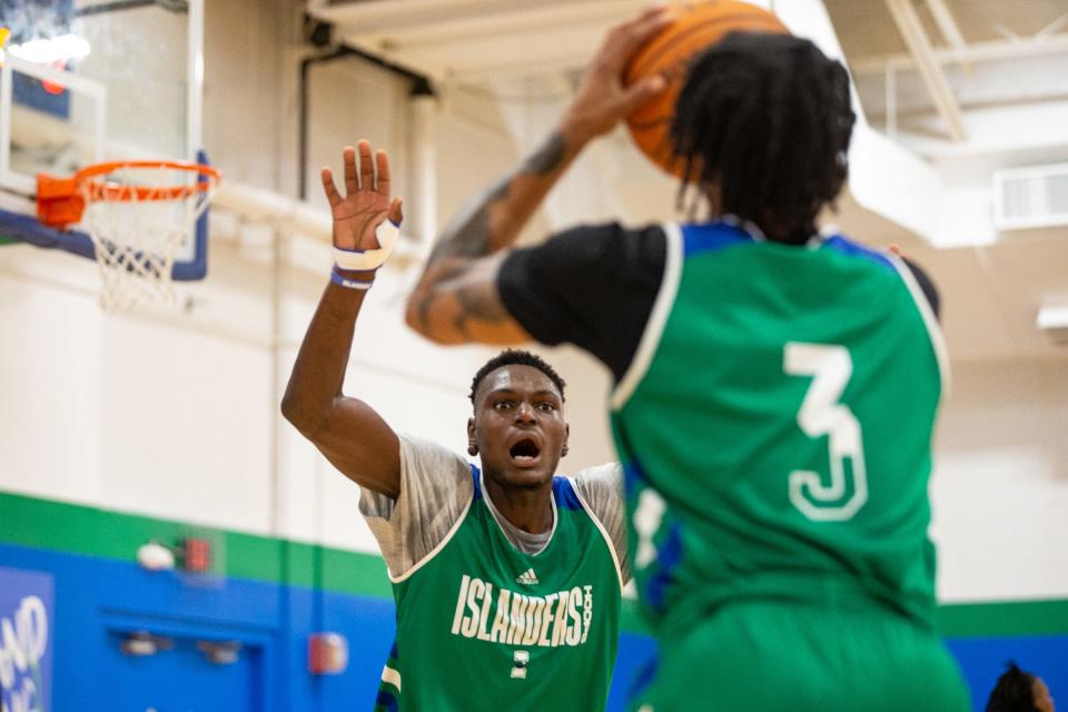 Stephen Giwa defends Tyrese Nickelson during Islanders basketball practice at Texas A&M-Corpus Christi.