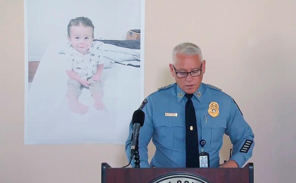 Police Chief Jeff Hadley speaks to reporters as he stands in front of a large photo of toddler Quinton Simon before the boy’s remains were found at a Georgia landfill (WSAV-TV)