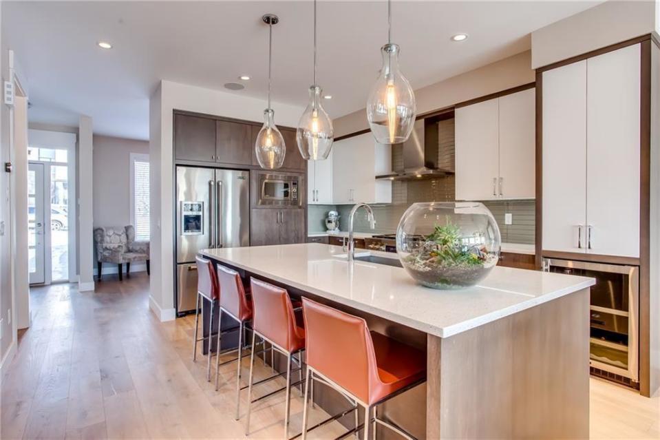 <p><a rel="nofollow noopener" href="https://www.zoocasa.com/altadore-calgary-ab-real-estate/5081463-3916-17-st-sw-altadore-calgary-ab-t2t4p2-c4165364" target="_blank" data-ylk="slk:3916 17 Street Southwest, Calgary, Alta.;elm:context_link;itc:0;sec:content-canvas" class="link ">3916 17 Street Southwest, Calgary, Alta.</a><br> The kitchen features quartz countertops and a glass-tiled backsplash.<br> (Photo: Zoocasa) </p>