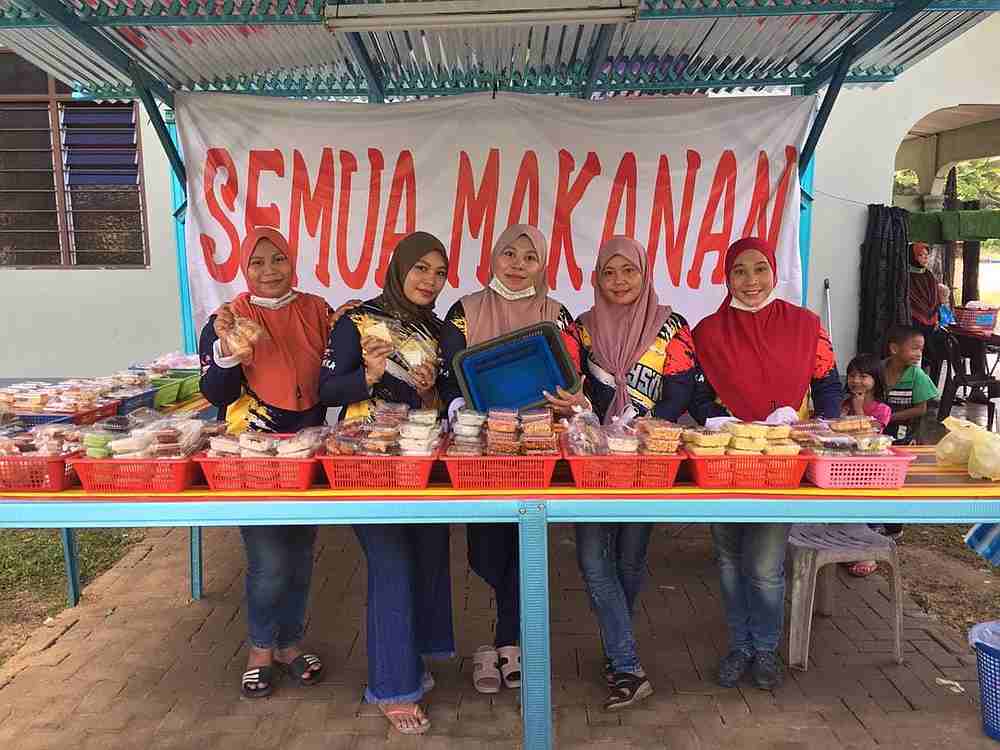 Nurul Hidayu ( far right) aims to have 100 menu items available at her stall by next year. — Picture from Facebook/nurulhidayu.angah