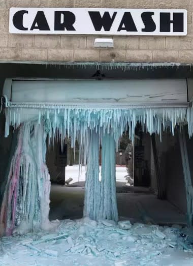 德州當地洗車場結滿藍色冰柱，宛若「極地冰洞」。   圖：翻攝Reddit