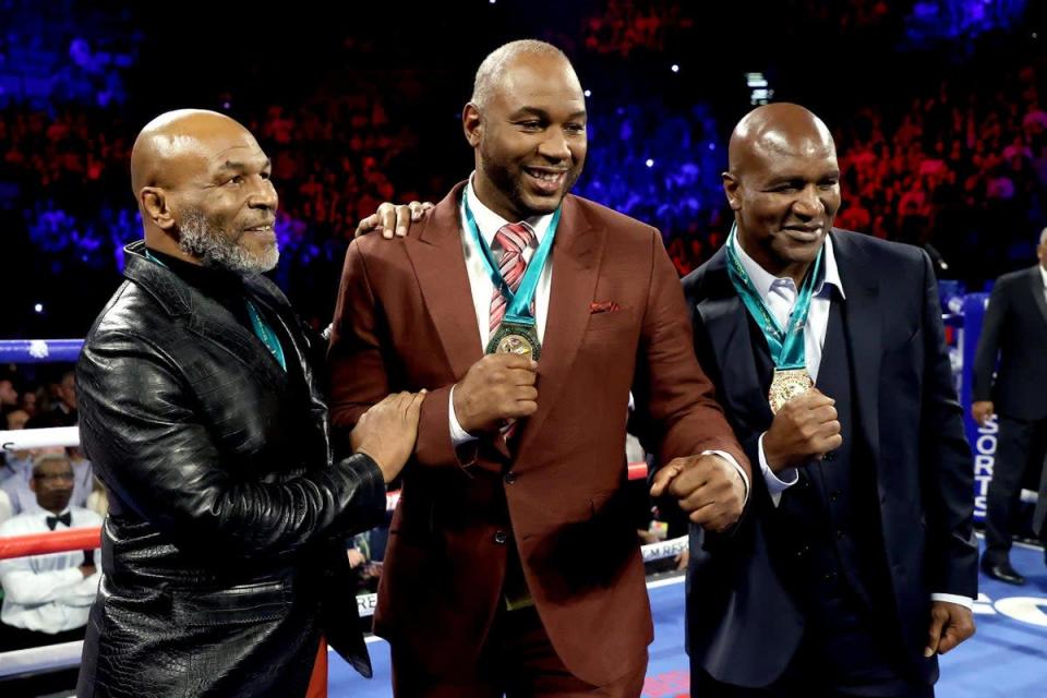 Los ex campeones de peso pesado Mike Tyson, Lennox Lewis y Evander Holyfield son honrados antes de la pelea de peso pesado por el CMB de Wilder y el título lineal de peso pesado de Fury entre Tyson Fury y Deontay Wilde (Getty Images)