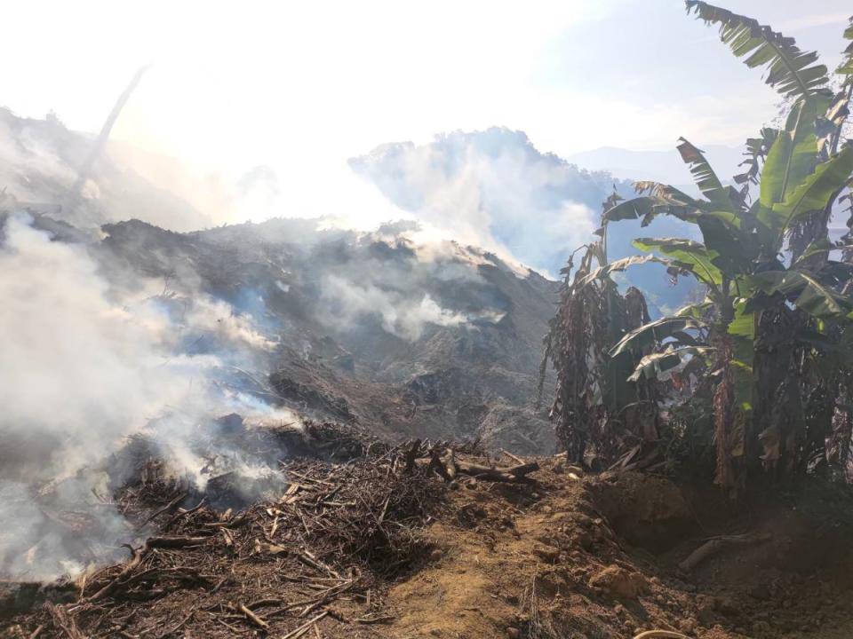 苗大湖新開山區廢木材大火延燒3天，造成10警義消戶外一氧化碳中毒。（圖：消防局提供）