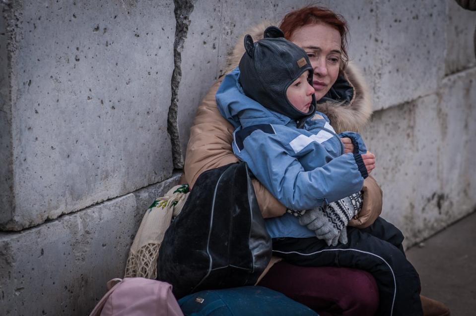 A woman with a child waits to be evacuated in Kyiv (Alina Smutko)
