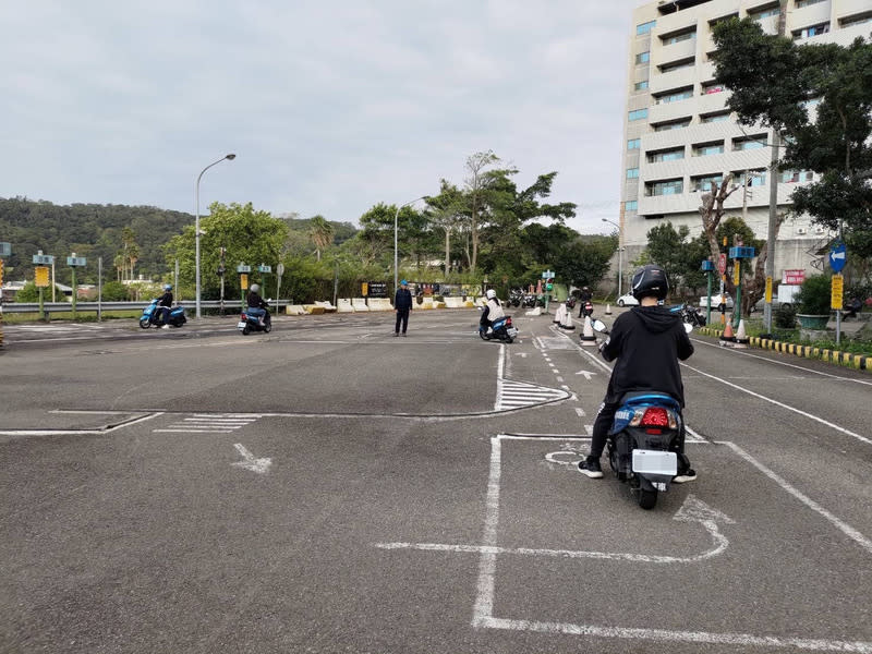 竹市府攜手監理所  推機車駕訓補助 新竹市政府與新竹區監理所等單位合作推出駕訓補助 疊加計畫，設籍新竹市民眾或在竹市就學學生參加機 車駕訓可享補助新台幣2500元，共143個名額。圖為 民眾參加駕訓情況。 （新竹市政府提供） 中央社記者魯鋼駿傳真  113年3月24日 