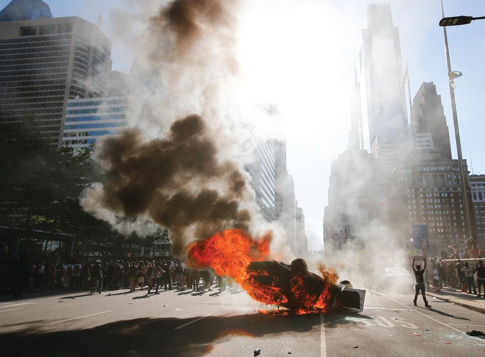 Smoke rises from a burning police cruiser during the Justice for George Floyd Philadelphia protest, May 30, 2020. (Photo: Yong Kim/Philadelphia Inquirer)