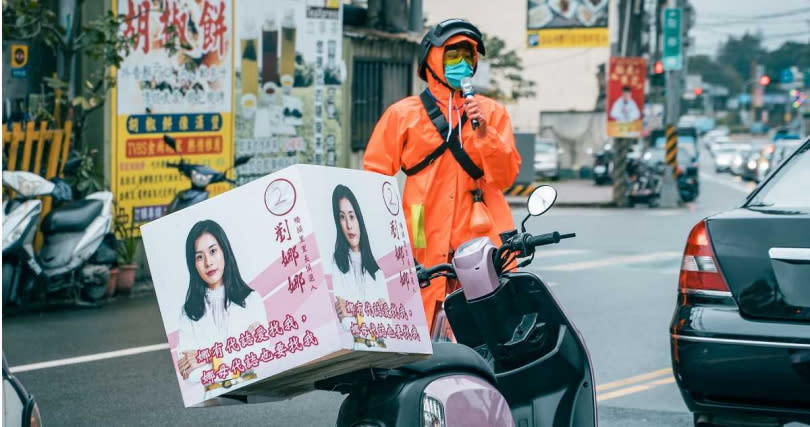 吳政迪騎車上街宣導打疫苗。（圖／客家電視提供）