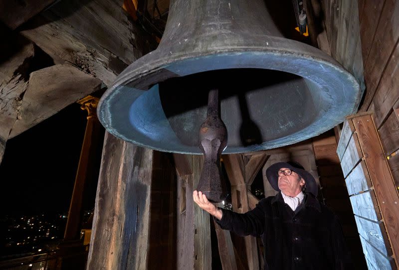 Watchman Haeusler rings the Clemence bell in Lausanne