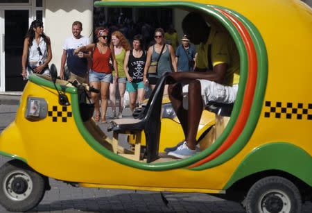 Turistas cruzan una calle en La Habana, Cuba, 16 de julio de 2018. REUTERS/Stringer