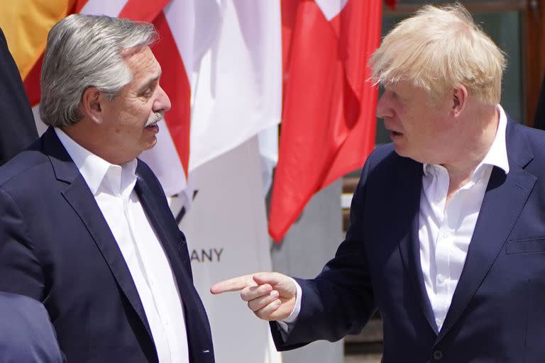 Alberto Fernández junto a Boris Johnson en la foto de familia del G7