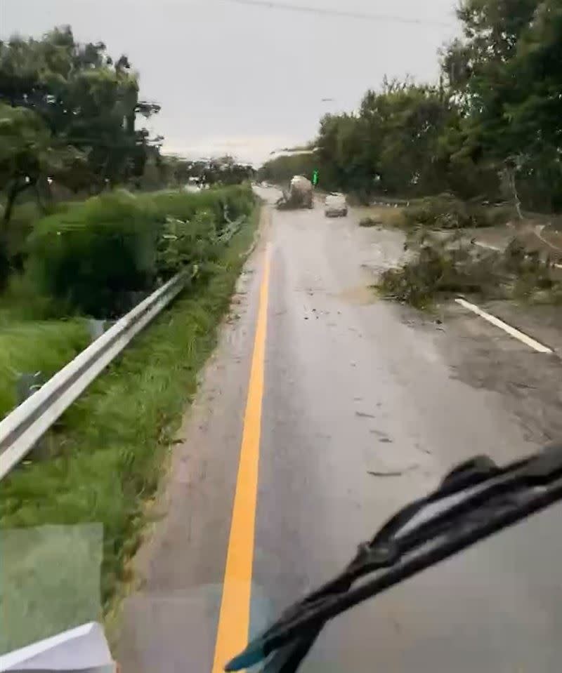 台78線近褒忠交流道，沿路的路樹倒塌，車輛都要繞道通行。（圖／民眾提供）