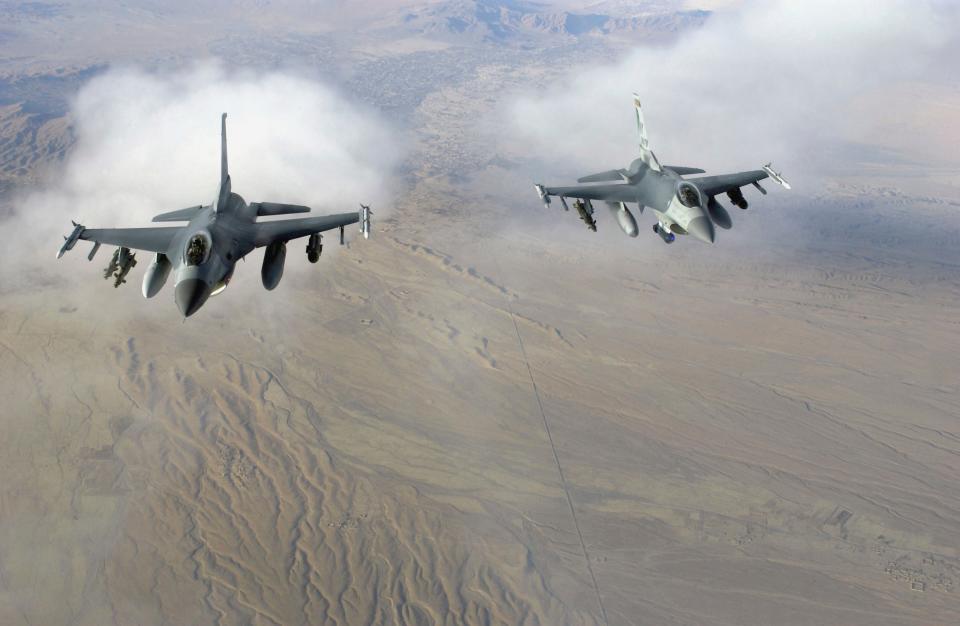 A pair of US Air Force F-16C Fighting Falcons.