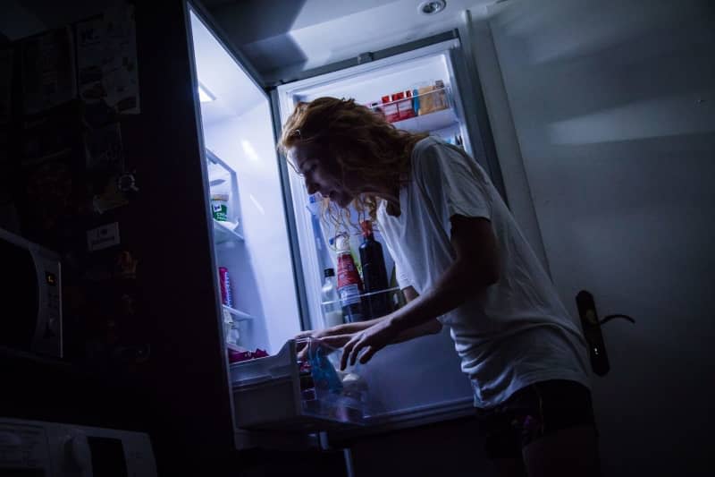 Millions of people wake up during the night to cop some munchies. What is often simply down to bad habits may also be an indication of night eating syndrome (NES), an eating disorder that we still only know little about. Christin Klose/dpa