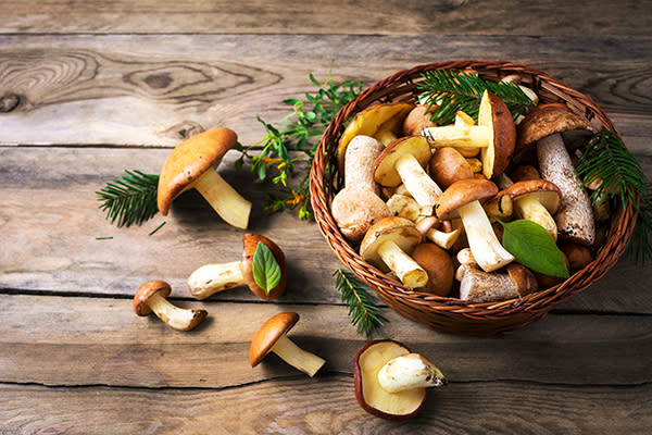 <p>Pueden ser champiñones, portobello, shitake o cualquier otra variedad de hongos, ya que son ricos en antioxidantes que ayudan al sistema inmune, además de potasio vitamina B y Fibra. Foto: TasiPas / Getty Images. </p>