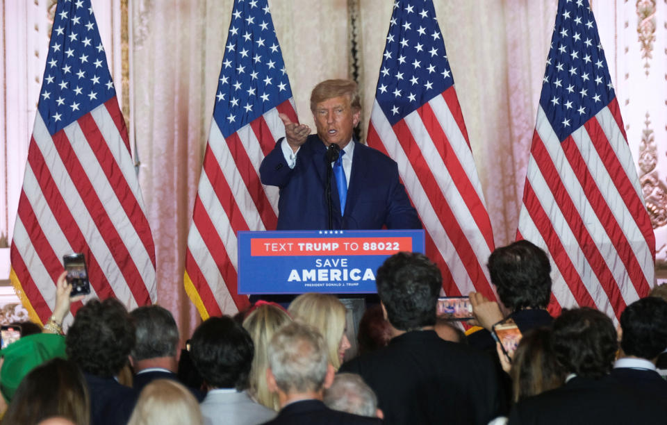 도널드 트럼프 전 미국 대통령이 2022년 11월 8일 미국 플로리다주 팜비치의 2022년 미국 중간선거 밤 마라라고 리조트에서 연설하고 있다.  로이터/리카르도 아르두엔고