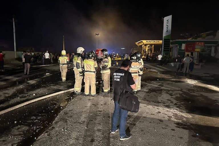 Esta fotografía del Comité de Investigación de Rusia el 15 de agosto de 2023 muestra a los rescatistas trabajando en el lugar de una explosión en una gasolinera en la ciudad de Makhachkala