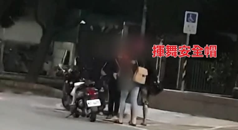 高雄楠梓疑似行車糾紛，兩輛機車停在路邊，一名騎士拿著安全帽揮舞，還對著另一車男子不斷叫囂。（圖／東森新聞）