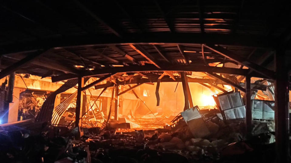屏東科技園區內1家工廠22日下午發生火警，消防員獲報到場馳援卻發生爆炸。（圖／屏東消防局提供）