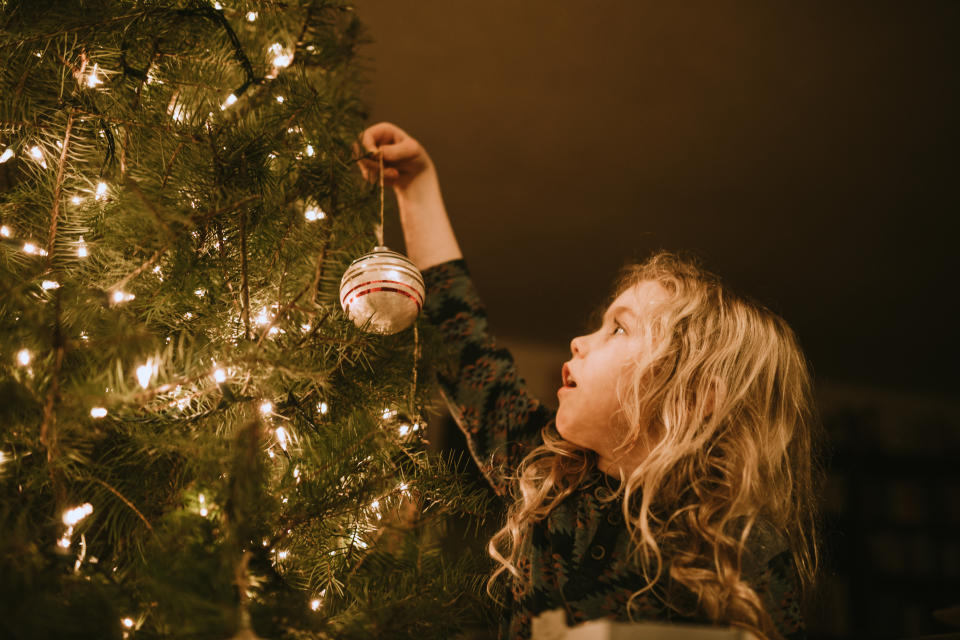 Caro bollette, luci di Natale sì o no? I consigli per risparmiare (Getty Images)