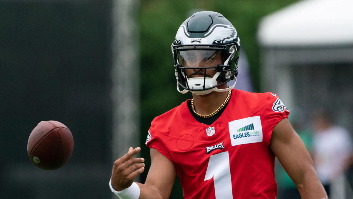 Quez Watkins, D'Andre Swift STEALING the show to start Philadelphia Eagles  training camp!