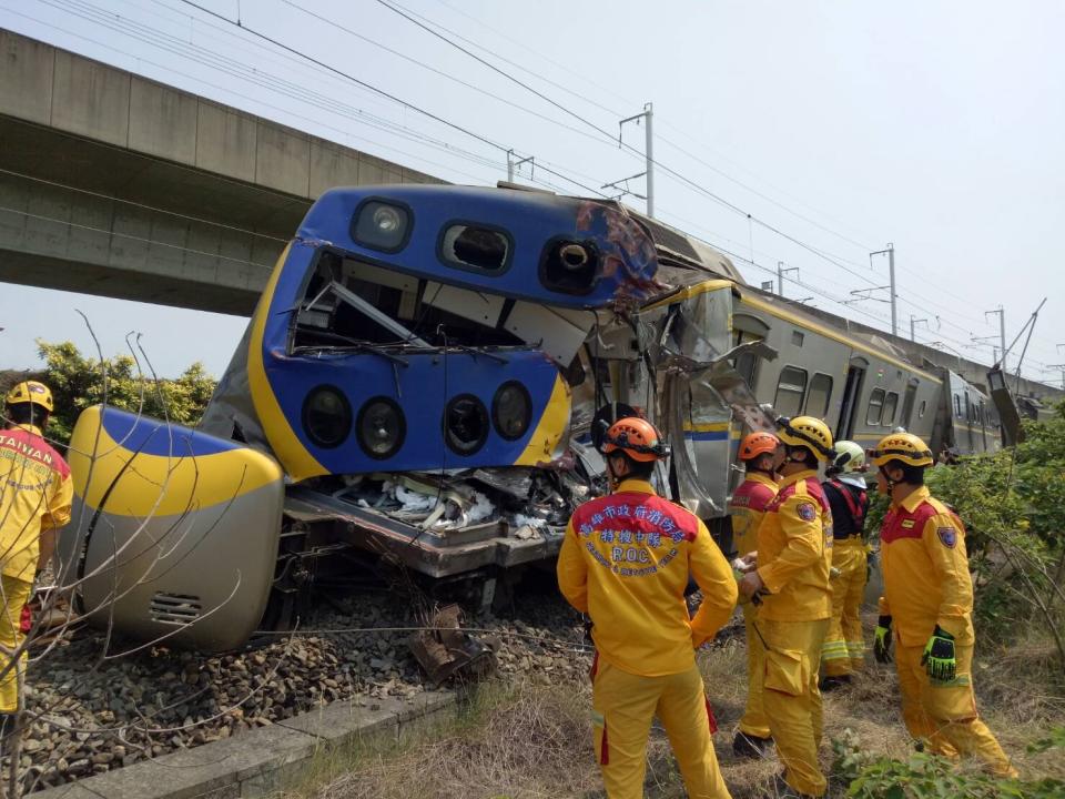 臺鐵3198次區間車10日下午1時許在新左營至楠梓西正線屏山巷平交道撞到侵入路線聯結車，目前雙線不通，已知有4人受傷，由救護車送醫。（翻攝照片）