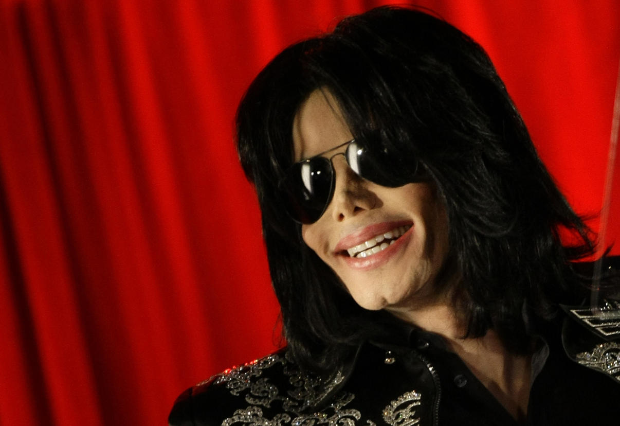 U.S. pop star Michael Jackson gestures during a news conference at the O2 Arena in London March 5, 2009. Jackson said he will hold a series of final concerts in Britain later in the year.   REUTERS/Stefan Wermuth (BRITAIN)