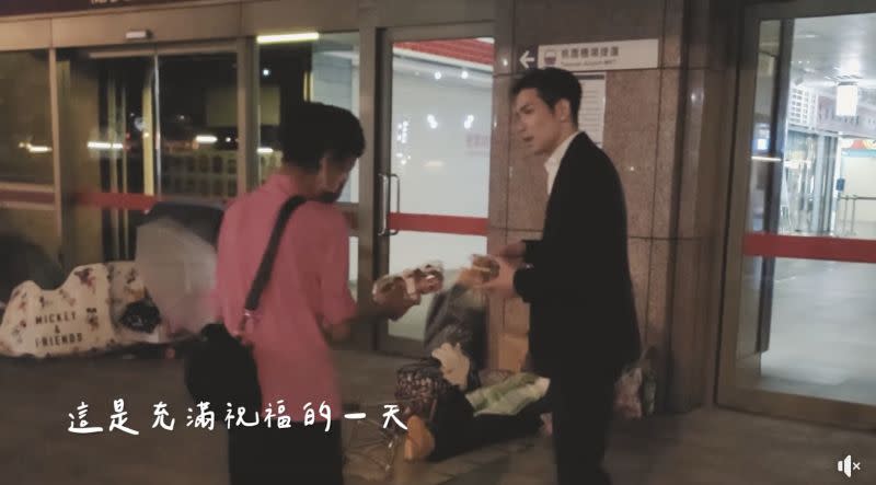 ▲蕭敬騰（右）在求婚結束後，到台北車站發送便當給街友，將幸福傳遞給大家。 （圖／翻攝自喜鵲娛樂臉書）