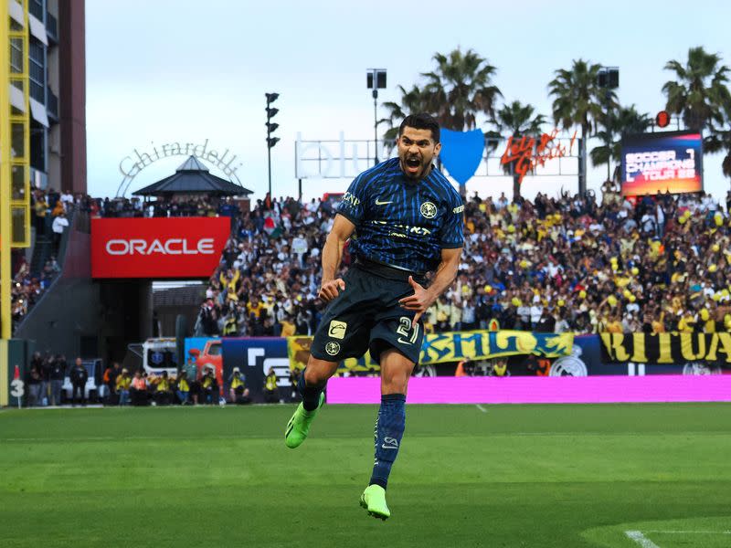 Foto de archivo del delantero Henry Martín celebrando tras anotar un gol con América en partido amistoso ante Real Madrid