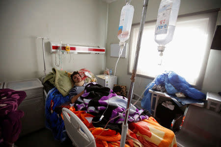A displaced person injured in clashes and fled from Islamic State militants in Mosul, receives treatment at a hospital west of Erbil, Iraq, November 25, 2016. REUTERS/Azad Lashkari