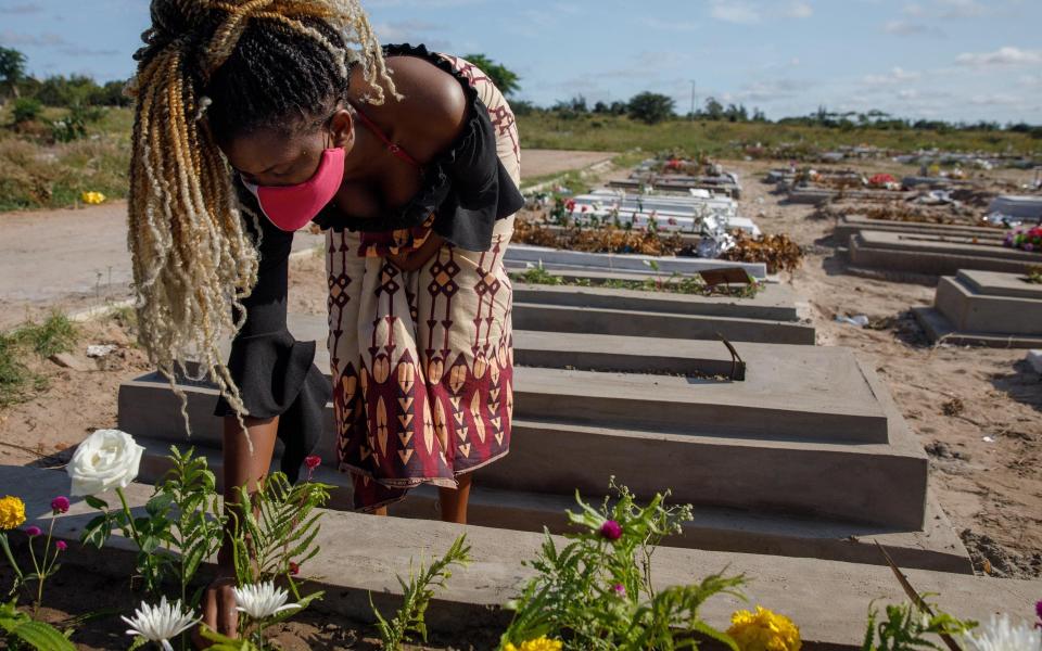 Lídia de Fátima, 27, visits the grave of her father in Michafutene Cemetery - Ed Ram